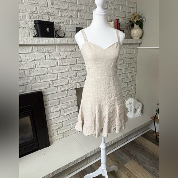 Club Monaco Dresses & Skirts - Club Monaco Fluted Hem Mini Dress in the color Flaxseed Size 0